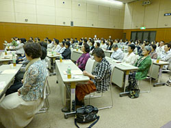 女性部会移動研修会の様子