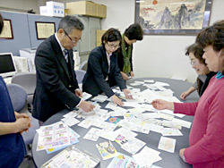 税に関する絵はがきコンクール　選考会の様子2