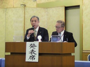 発表する舘林会長と加藤組織委員長